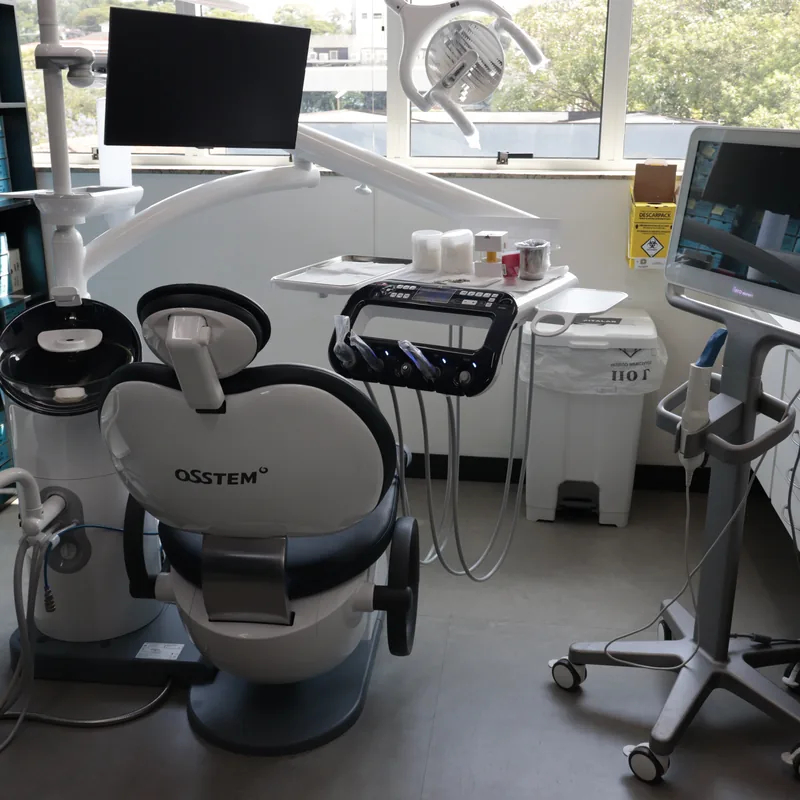 Consultório da IEM com cadeira moderna e scanner intraoral