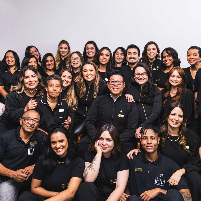 Equipe da IEM Odontologia Avançada reunida, com o Dr. Willian ao centro